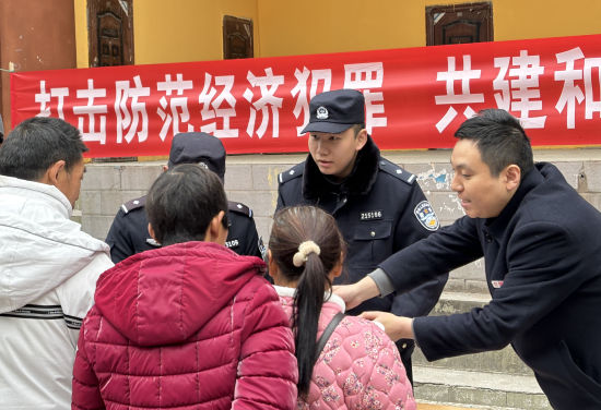 图为宣传活动现场。 鸭江派出所供图 图为宣传活动现场。 鸭江派出所供图