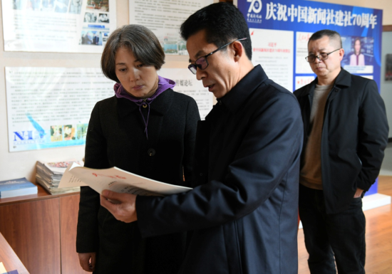 中新社重庆分社社长李安江(左二)向中共重庆市委统战部副部长吴萍(左