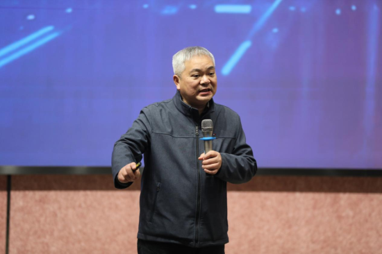 东莞理工学院特聘教授、网络空间安全学院院长殷建平发言。重庆移通学院供图 东莞理工学院特聘教授、网络空间安全学院院长殷建平发言。重庆移通学院供图