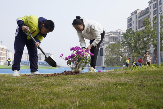 重庆：师生、家长“认种认养”花木，携手扮靓校园