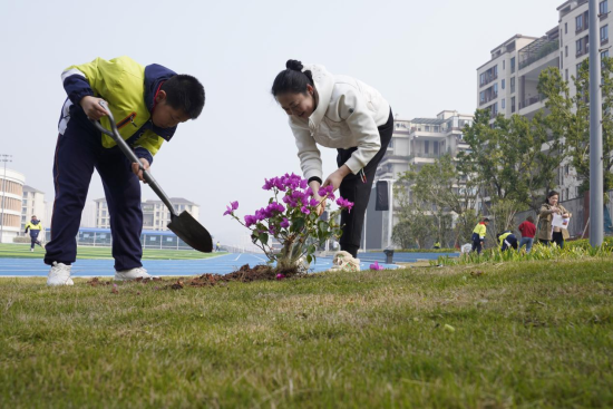 新疆生产建设兵团“民间艺人”：“烙画”宝葫芦中西亚国家热销