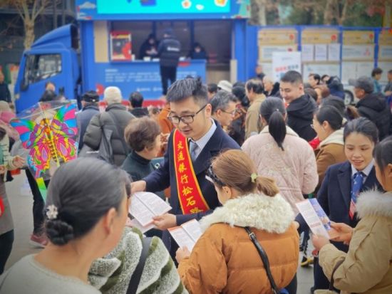 该行金融消费者权益保护教育宣传活动现场。 交行重庆市分行供图 该行金融消费者权益保护教育宣传活动现场。 交行重庆市分行供图