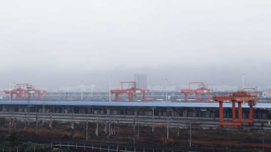2024年2月22日,站在重庆市沙坪坝区土主街道民心路惠民小区84栋1单元的顶楼天台,可以看见不远处的团结村站内,各色的集装箱整齐码垛,橙黄的龙门吊高耸云天。图/胡晨愉 2024年2月22日,站在重庆市沙坪坝区土主街道民心路惠民小区84栋1单元的顶楼天台,可以看见不远处的团结村站内,各色的集装箱整齐码垛,橙黄的龙门吊高耸云天。图/胡晨愉