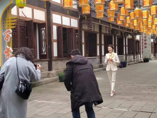 《来了就是一家人》拍摄现场。荣昌区融媒体中心供图 《来了就是一家人》拍摄现场。荣昌区融媒体中心供图