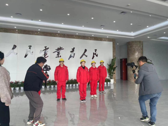 荣昌企业职工参与拍摄。荣昌区融媒体中心供图 荣昌企业职工参与拍摄。荣昌区融媒体中心供图