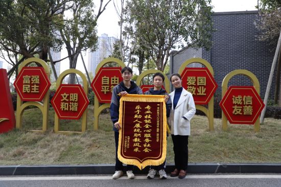 图为璧山的万女士将一副锦旗送往了璧山职教中心,当面向帮助了她的2名同学道谢。 图为璧山的万女士将一副锦旗送往了璧山职教中心,当面向帮助了她的2名同学道谢。
