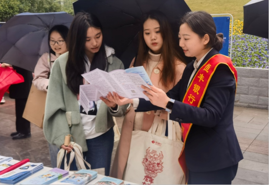 图为运动现场。恒歉银止重庆分止供图<p> 分止法律开规部、为修建公允公允、谦载金融知识心号、减进由国家金融监督操持总局重庆羁系局指面、总计派收饱吹开页600余份,</p><img date-time= 图为运动现场。恒歉银止重庆分止供图