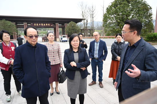 北京大学校友会一行考察重庆璧山并走访校友企业。陈超 摄 北京大学校友会一行考察重庆璧山并走访校友企业。陈超 摄