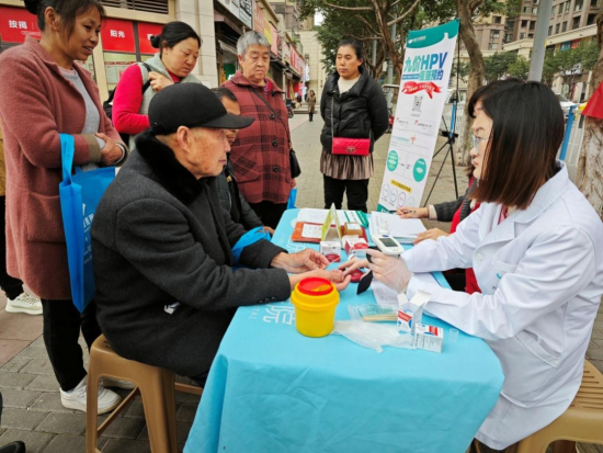 重庆市大渡口区茄子溪街道开展便民义诊活动