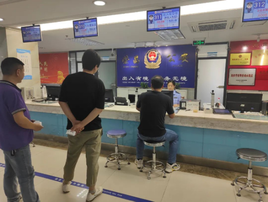 图为陈晓为市民服务。受访者供图 图为陈晓为市民服务。受访者供图