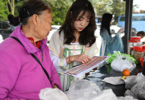 重庆一学院开展助力乡村振兴志愿服务活动