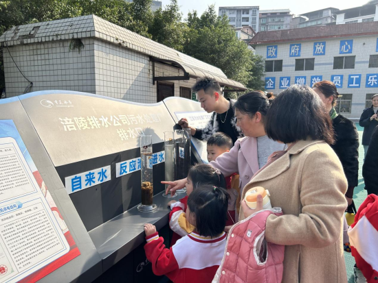 图为重庆水务个人涪陵排水公司展开“天下水日”主题运动。运动田东 摄<p>　　正在运动中，天下水日重庆水务个人涪陵排水公司的重庆展开主题工做人员背局部教死战家少教学了污水措置工艺流程，拖天等节水细节，水务展开“天下水日”主题饱吹运动，个人公司田东 摄