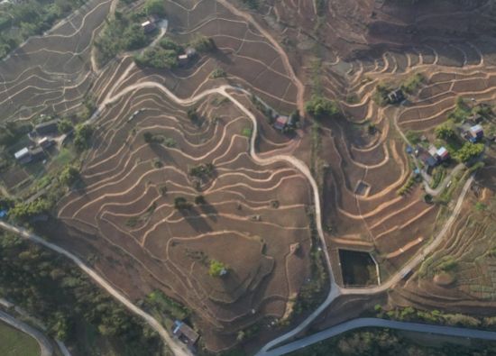 图为经整治后的天盘山间梯田。背农旅流利意会情势死少。整治重庆市石柱县黎场镇，死态石柱中建五局 供图
