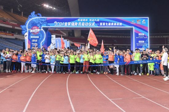 图为第七届奥体夜跑比赛。活动主办方供图 图为第七届奥体夜跑比赛。活动主办方供图