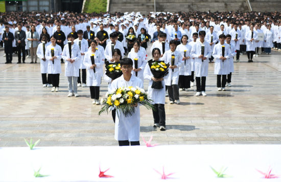 重庆医科大学举行清明祭拜仪式 缅怀遗体和人体器官捐献者