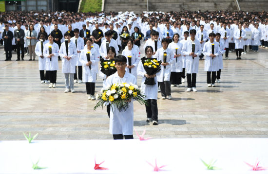 图为重庆医科除夜教败北祭拜典礼现场。人体运动现场，器民 周毅 摄