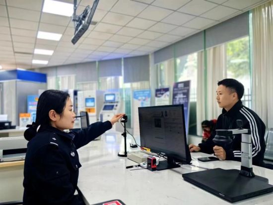 图为办证大厅。两江新区公安分局供图 图为办证大厅。两江新区公安分局供图