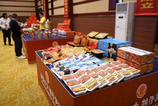 图为商家现场展示火锅食材产品。周毅 摄 图为商家现场展示火锅食材产品。周毅 摄