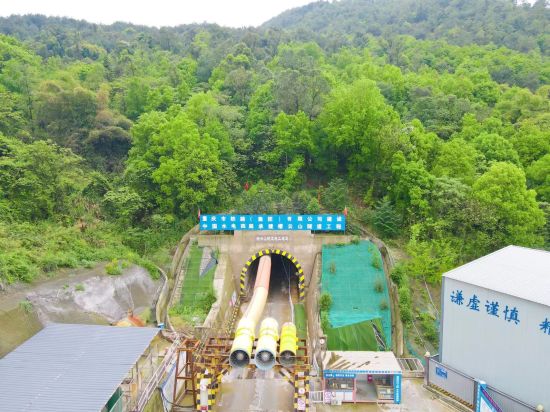 图为缙云山隧道双线贯通现场。中国电建水电四局供图 图为缙云山隧道双线贯通现场。中国电建水电四局供图