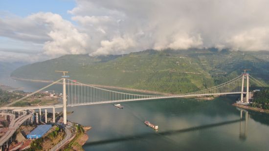 江龙高速复兴长江大桥主跨成功合龙