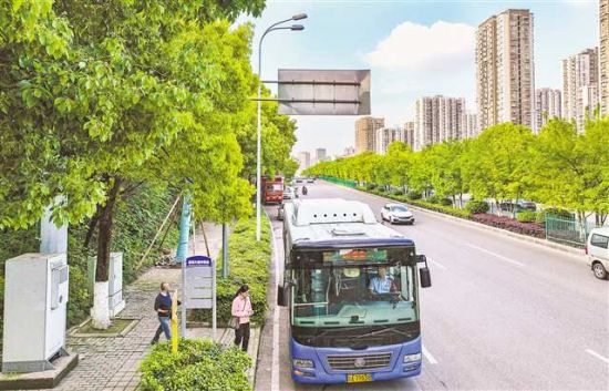 4月8日,大渡口区迎宾大道中段公交车站,市民正在乘坐公交车。该区通过“群众信访问题清单”解决了附近居民出行难题。自我市推出“八张问题清单”机制以来,一批群众急难愁盼问题得到有效解决。首席记者 龙帆 摄/视觉重庆 4月8日,大渡口区迎宾大道中段公交车站,市民正在乘坐公交车。该区通过“群众信访问题清单”解决了附近居民出行难题。自我市推出“八张问题清单”机制以来,一批群众急难愁盼问题得到有效解决。首席记者 龙帆 摄/视觉重庆
