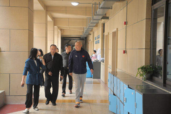 平台拳击运动事务总干事特别助理、国家女子拳击队原教练、重庆女子拳击队原主教练张旭光一行调研重庆市诺林巴蜀外籍人员子女学校。学校供图 平台拳击运动事务总干事特别助理、国家女子拳击队原教练、重庆女子拳击队原主教练张旭光一行调研重庆市诺林巴蜀外籍人员子女学校。学校供图