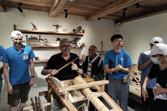 图为国外友人体验木器制作。武隆区后坪苗族土家族乡供图 图为国外友人体验木器制作。武隆区后坪苗族土家族乡供图