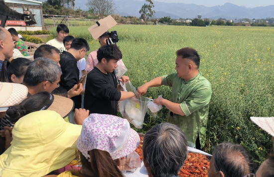 网红直播助推农旅热 统战引领经济新增长