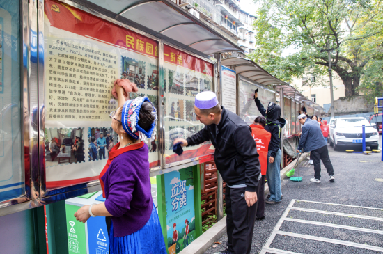 图为齐心协力整治环境。文明“以前楼道墙面贴了很多广告，伴行 周旋 摄