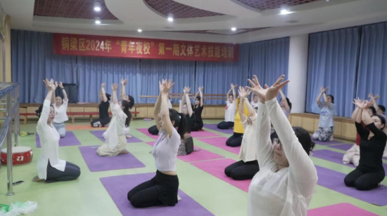 图为“青年夜校”舞蹈班学员正在练习。铜梁区委宣传部供图 图为“青年夜校”舞蹈班学员正在练习。铜梁区委宣传部供图