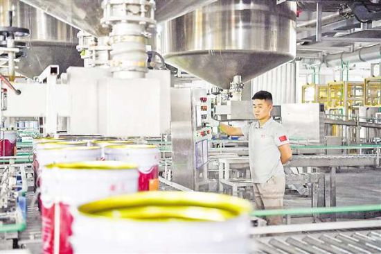 四月十七日,位于长寿经开区的亚士创能新材料(重庆)公司生产车间,工人在涂料产品运输线上忙碌。记者 谢智强 摄 四月十七日,位于长寿经开区的亚士创能新材料(重庆)公司生产车间,工人在涂料产品运输线上忙碌。记者 谢智强 摄