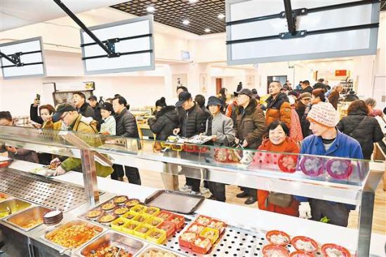 南岸区铜元局街道双峰山社区食堂,社区居民正在用餐。(资料图片)特约摄影 郭旭视觉重庆 南岸区铜元局街道双峰山社区食堂,社区居民正在用餐。(资料图片)特约摄影 郭旭视觉重庆