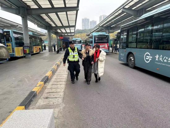 重庆火车北站热情暖“警”服务八方旅客