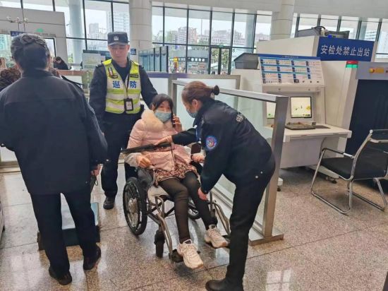 图为巡逻队员为旅客提供帮助。 两江新区公安分局供图 图为巡逻队员为旅客提供帮助。 两江新区公安分局供图