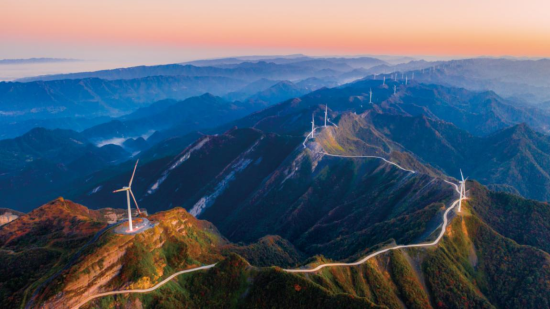 图为丰都回山坪风电场。陈健 摄 图为丰都回山坪风电场。陈健 摄