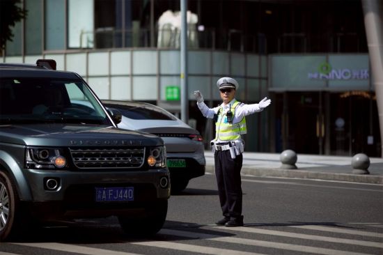 图为两江新区交巡警在光环附近指挥交通。 两江新区交巡警支队供图 图为两江新区交巡警在光环附近指挥交通。 两江新区交巡警支队供图