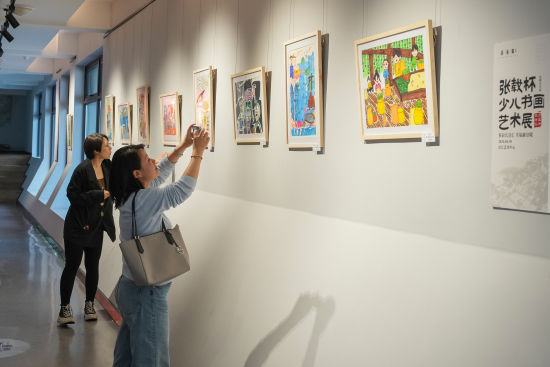 图为市民参观画作。何乾健 摄 图为市民参观画作。何乾健 摄