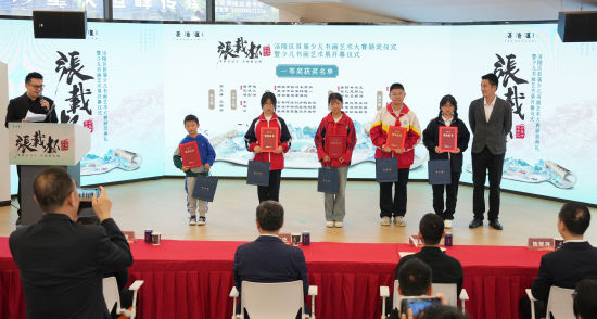 图为为获奖学生颁发证书。何乾健 摄 图为为获奖学生颁发证书。何乾健 摄