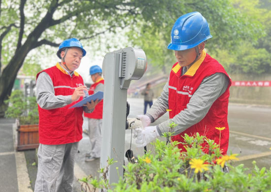 ͼΪ���������뽭���繫˾Ա������ʢʯ�־��������׮������ɺ ��