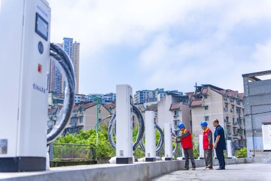 4月28日,重庆市长寿区投运了一批分体式柔性充电堆,应对即将到来的“五一”小长假客流高峰。渝运集团供图 4月28日,重庆市长寿区投运了一批分体式柔性充电堆,应对即将到来的“五一”小长假客流高峰。渝运集团供图