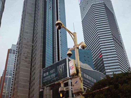 图为布局在重庆解放碑商圈的5G基站。刘贤 摄 图为布局在重庆解放碑商圈的5G基站。刘贤 摄