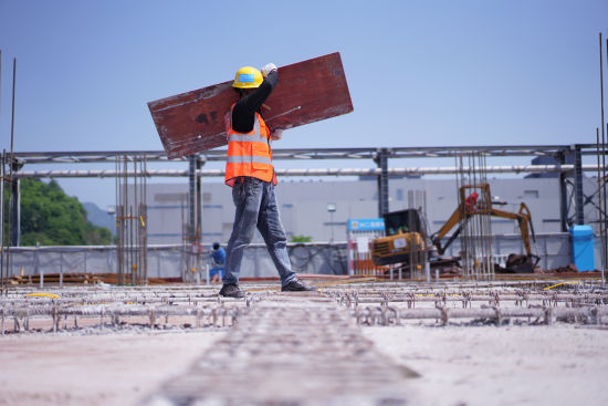 图为项目施工现场 谢代学 摄 图为项目施工现场 谢代学 摄