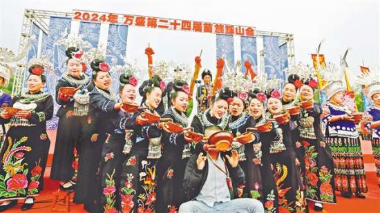 5月1日,万盛经开区万盛石林景区,苗族同胞用苗族特色民俗活动迎接游客的到来。通讯员 王泸州 摄/视觉重庆 5月1日,万盛经开区万盛石林景区,苗族同胞用苗族特色民俗活动迎接游客的到来。通讯员 王泸州 摄/视觉重庆