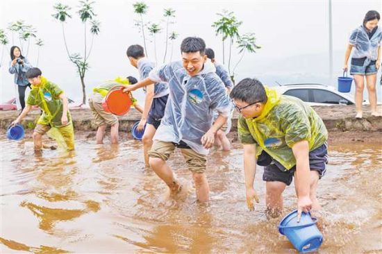 5月1日,大渡口区跳磴镇金鳌田园,游客正在进行浑水摸鱼比赛。通讯员 刘映呈 摄/视觉重庆 5月1日,大渡口区跳磴镇金鳌田园,游客正在进行浑水摸鱼比赛。通讯员 刘映呈 摄/视觉重庆