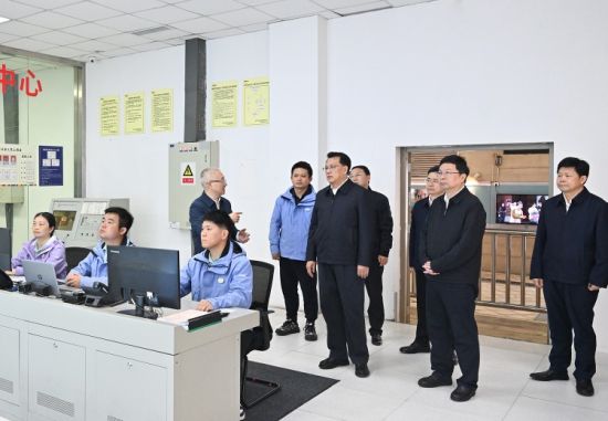 5月3日上午,在重庆欢乐谷主题游乐公园,市委书记袁家军,市委副书记、市长胡衡华详细了解游客数量、设备运行、安全检测等有关情况。记者 刘力 摄/视觉重庆 5月3日上午,在重庆欢乐谷主题游乐公园,市委书记袁家军,市委副书记、市长胡衡华详细了解游客数量、设备运行、安全检测等有关情况。记者 刘力 摄/视觉重庆