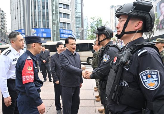5月3日上午,在观音桥商圈,市委书记袁家军,市委副书记、市长胡衡华同正在执勤的武警、公安干警和综治人员握手交谈。记者 刘力 摄/视觉重庆 5月3日上午,在观音桥商圈,市委书记袁家军,市委副书记、市长胡衡华同正在执勤的武警、公安干警和综治人员握手交谈。记者 刘力 摄/视觉重庆