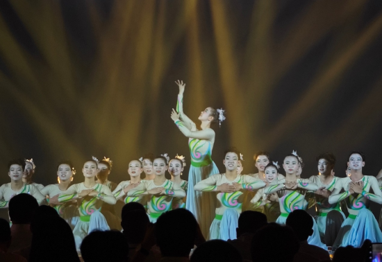 图为残疾人特殊艺术演出。李雪 摄 图为残疾人特殊艺术演出。李雪 摄