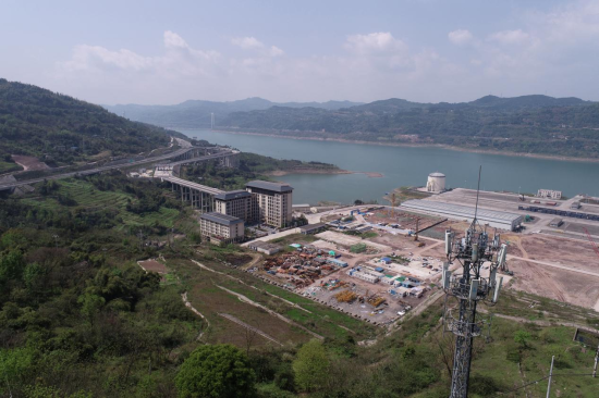 图为重庆移动联合万州港集团、中兴通讯在万州部署5G-A通感一体化基站,打造重庆首个“水陆空”监控体系。重庆移动供图 图为重庆移动联合万州港集团、中兴通讯在万州部署5G-A通感一体化基站,打造重庆首个“水陆空”监控体系。重庆移动供图