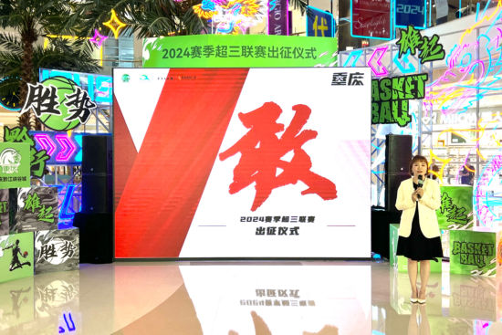 图为重庆瀚动篮球俱乐部董事长李姝霖介绍球队情况。肖江川 摄 图为重庆瀚动篮球俱乐部董事长李姝霖介绍球队情况。肖江川 摄