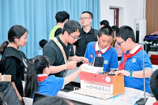 ͼΪ�ڰ˽��������������ѧ���������ܾ����ֳ������췽��ͼ